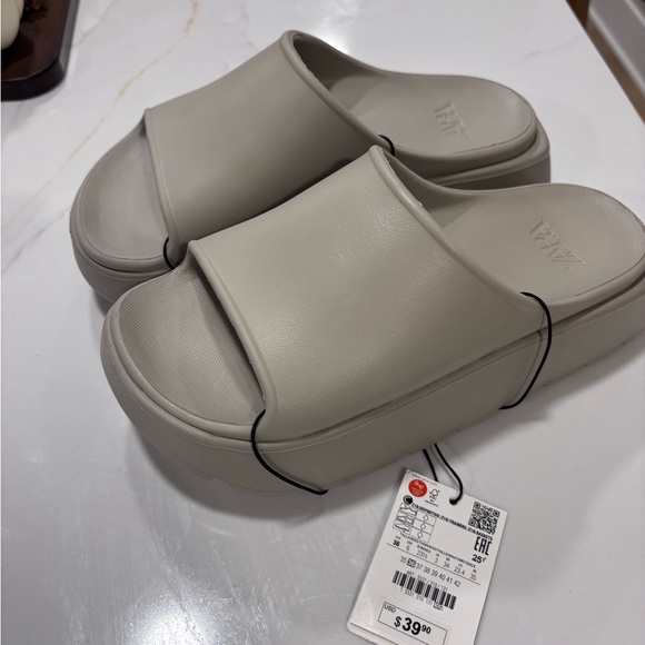 Rubbersized platform sandals - Picture 3 of 5